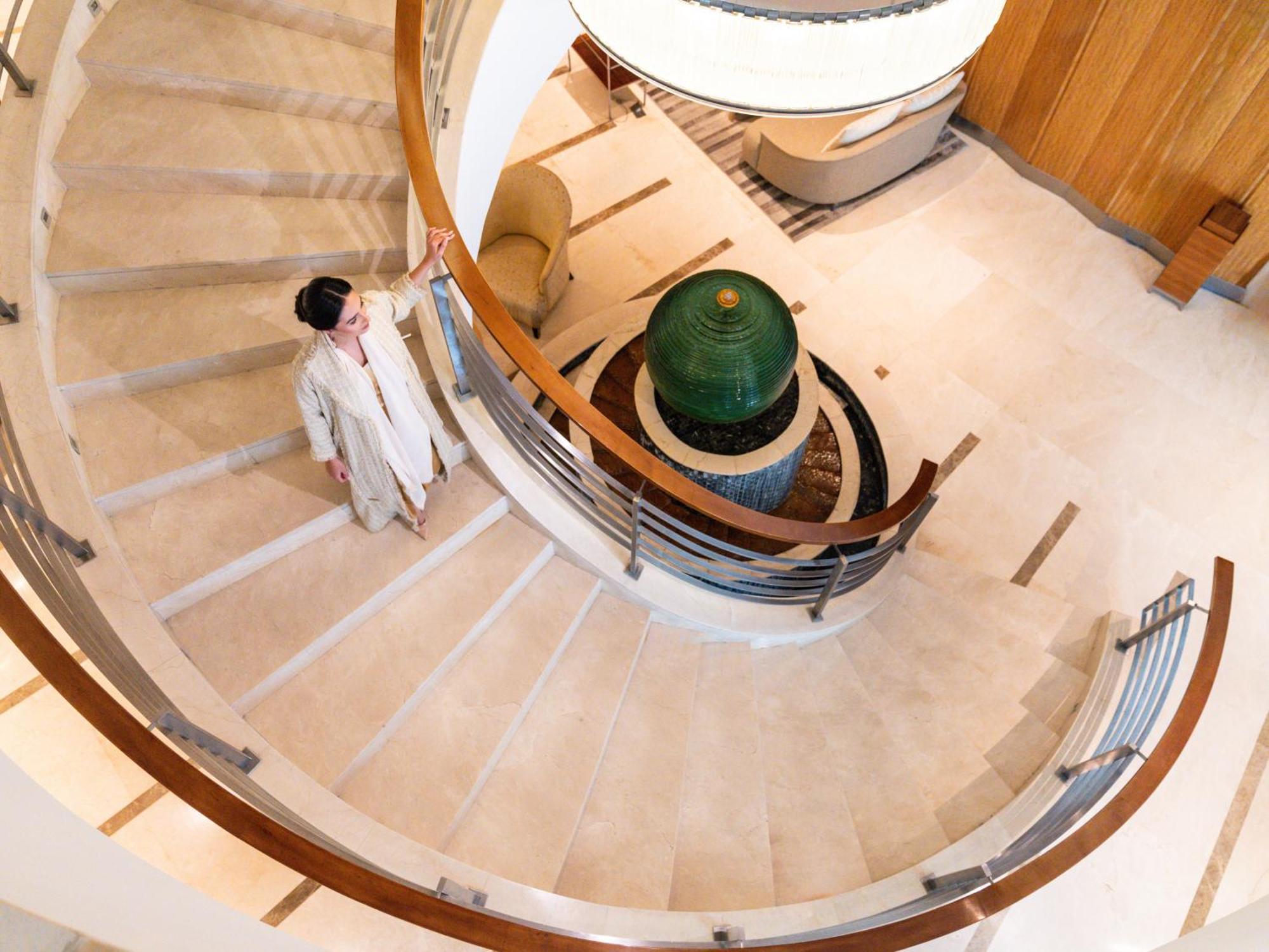 Moevenpick Hotel Al Khobar Luaran gambar The spiral staircase