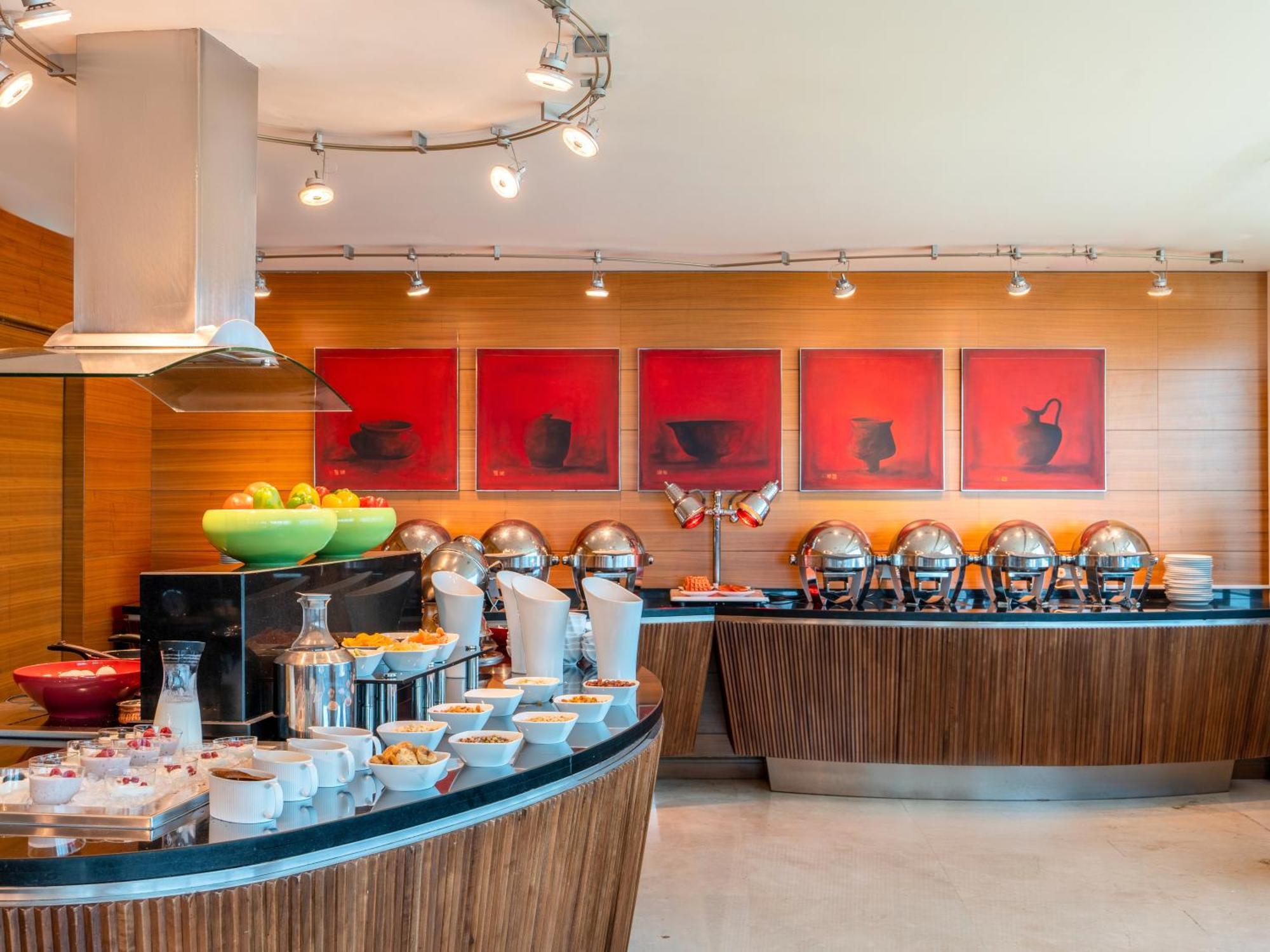 Moevenpick Hotel Al Khobar Luaran gambar The buffet at the restaurant