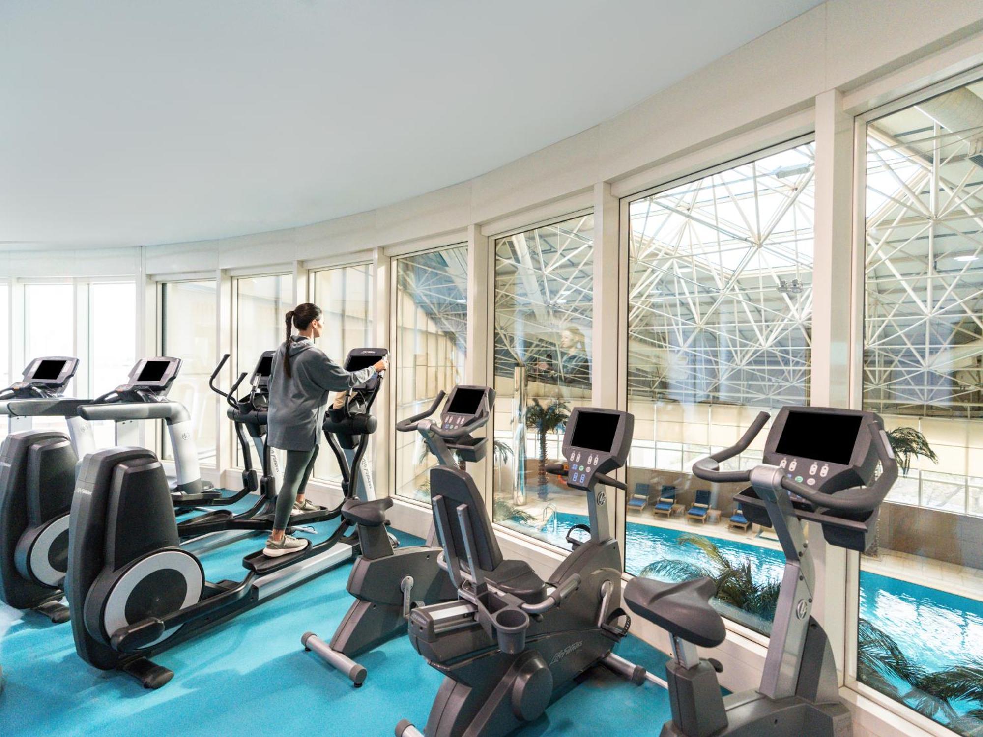 Moevenpick Hotel Al Khobar Luaran gambar The gym at the hotel