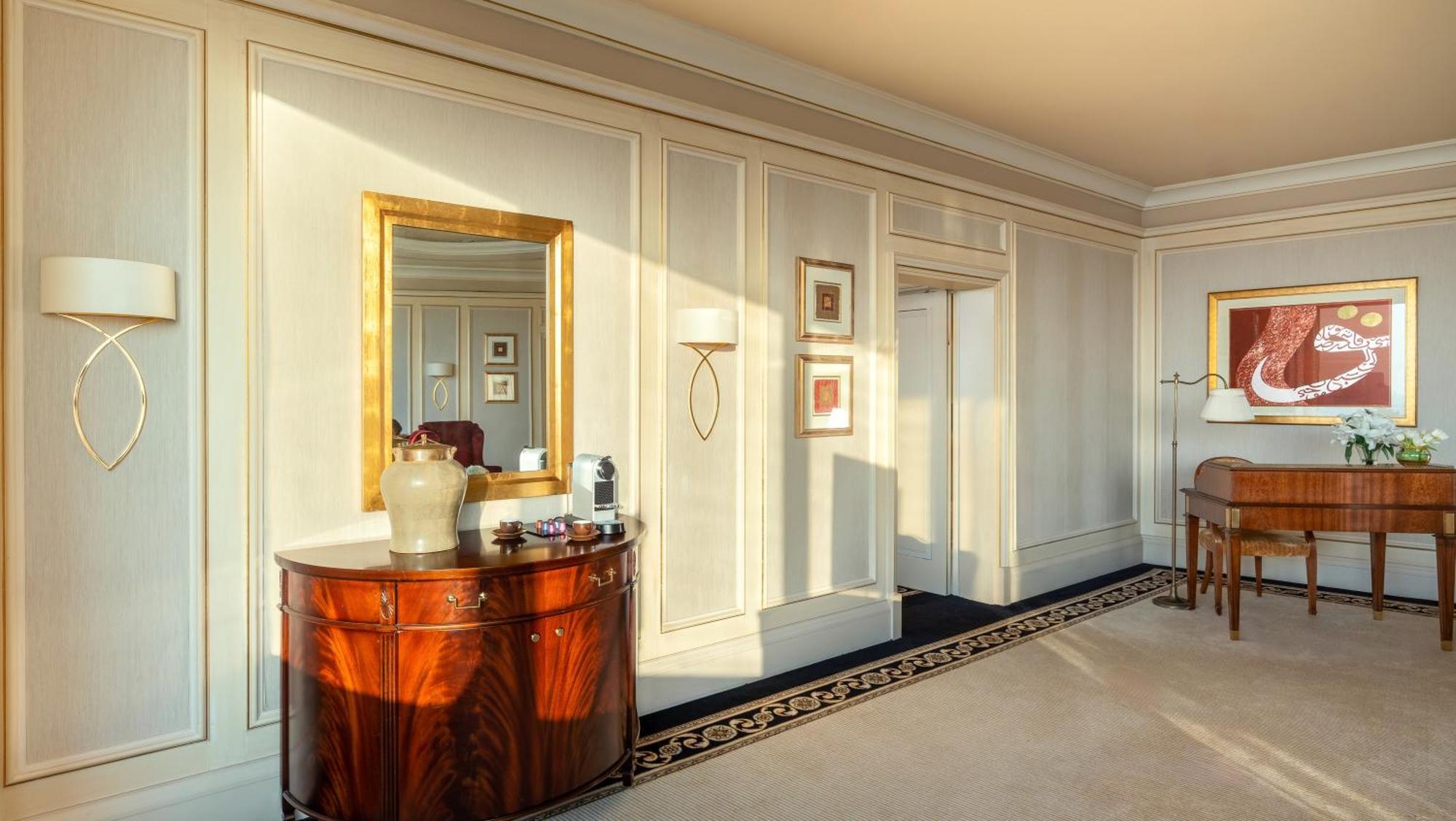 Moevenpick Hotel Al Khobar Luaran gambar A suite at the Waldorf Astoria Berlin