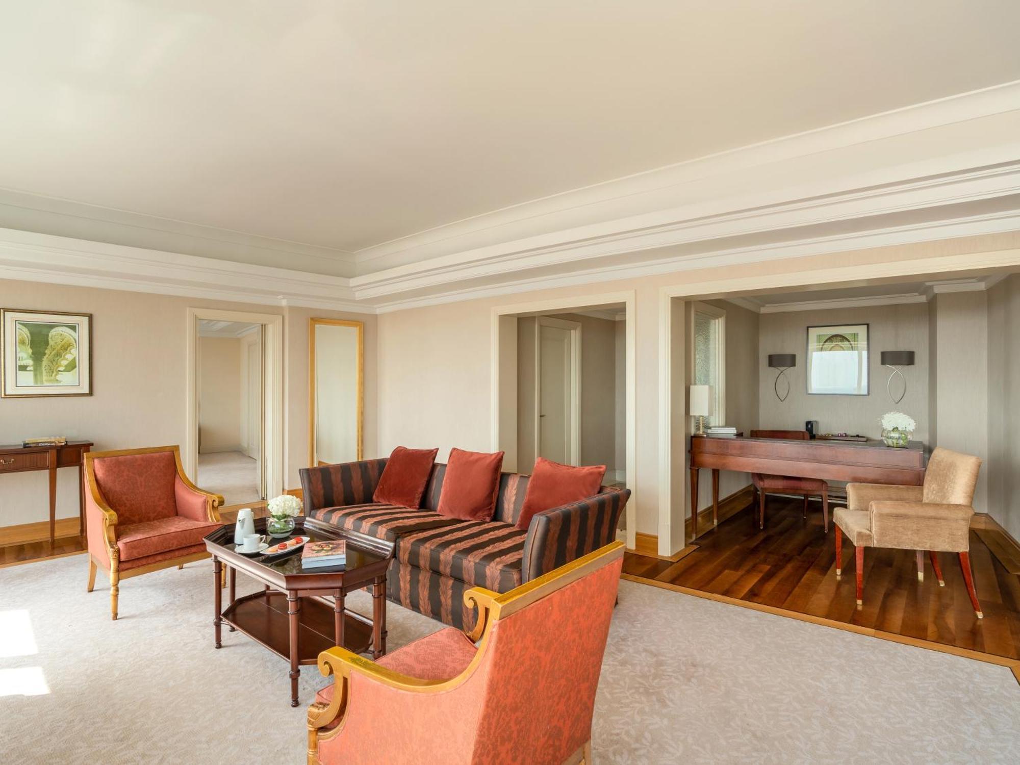 Moevenpick Hotel Al Khobar Luaran gambar A suite at the InterContinental